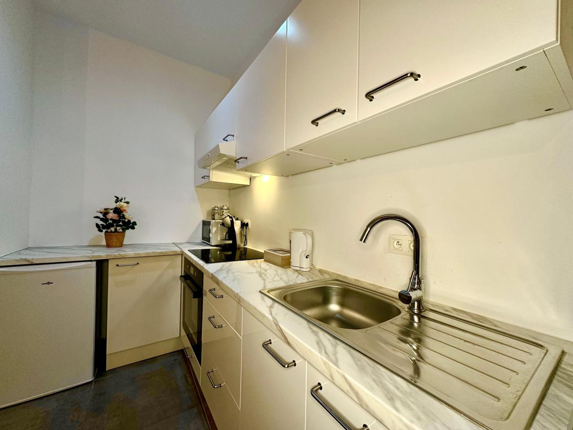Luxury Suites Mons By Rikas Hotels Extérieur photo